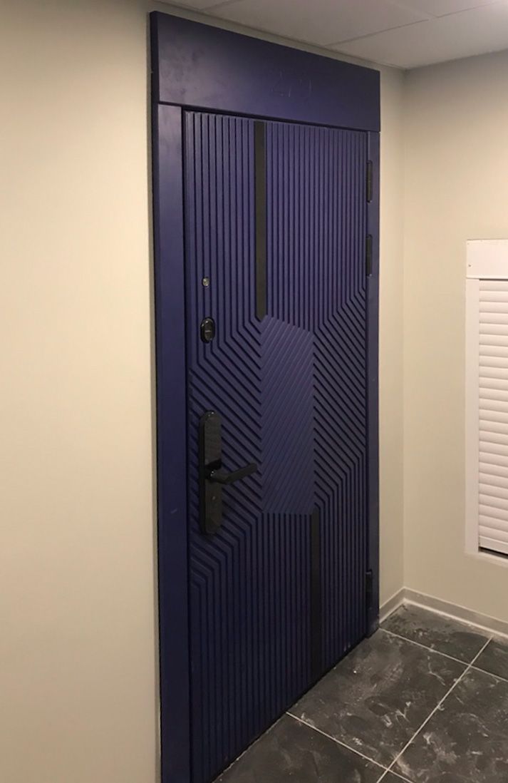 Входная дверь в квартиру 530АР1 вид снаружи