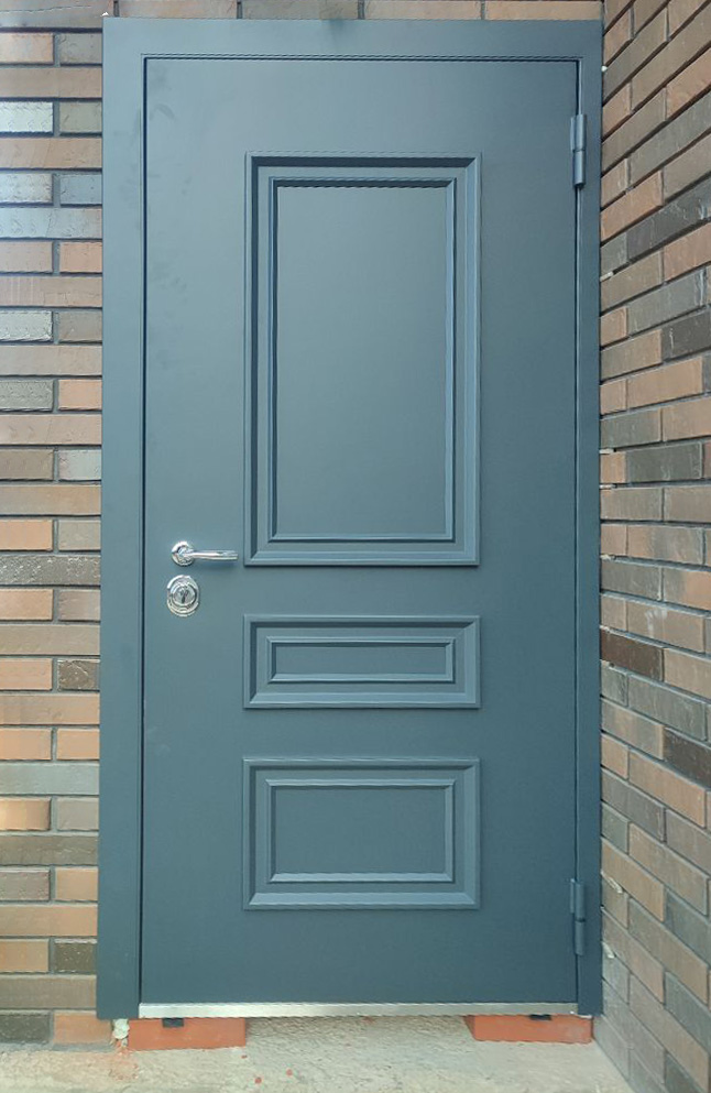 Входная дверь в частный дом 941АР1 вид снаружи