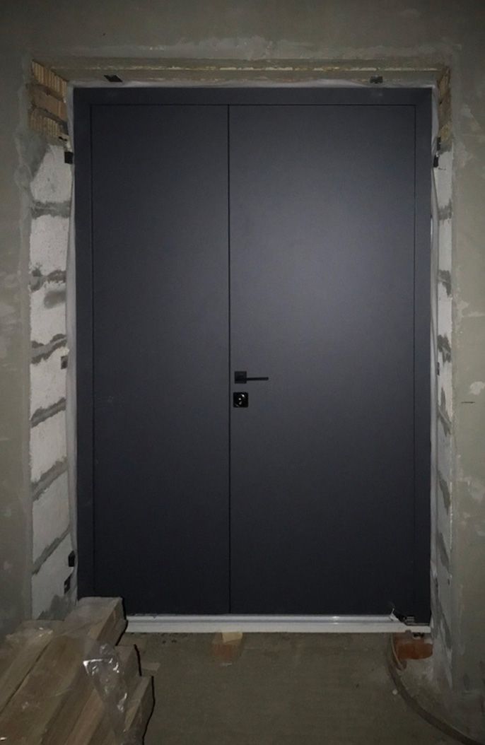 Входная дверь в частный дом 490АР1 вид изнутри