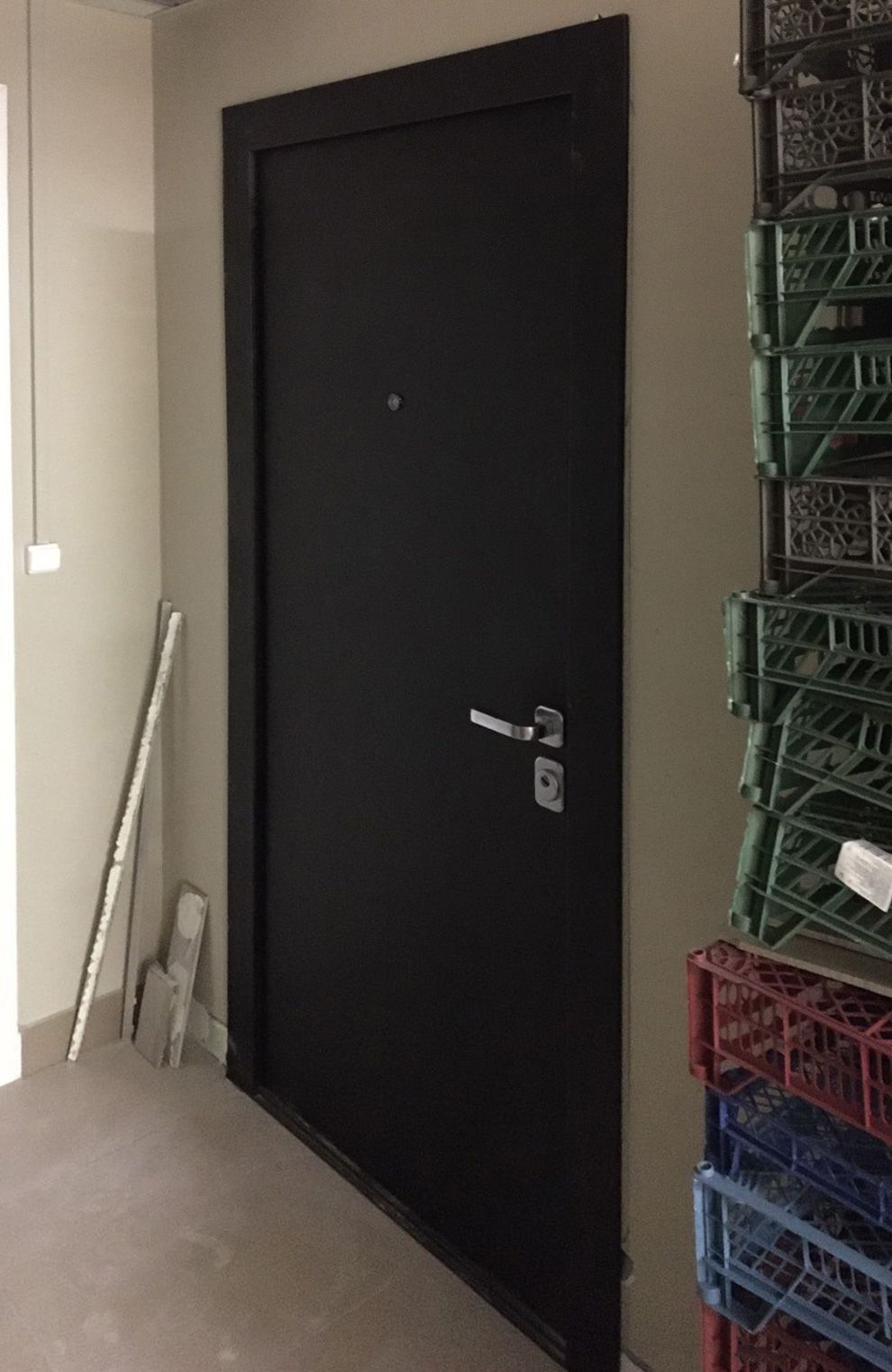 Входная дверь в квартиру 265АР6 вид снаружи