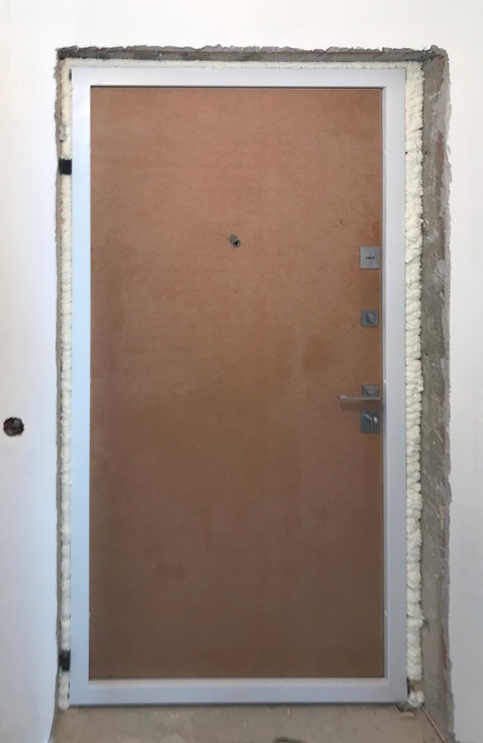 Входная дверь в квартиру 406АР1 вид изнутри