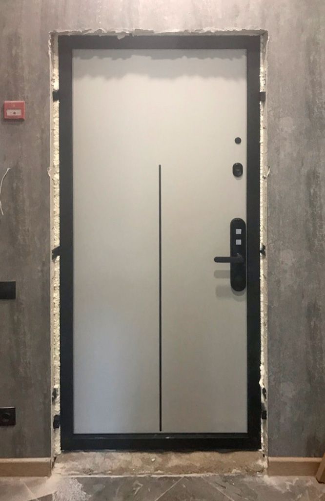 Входная дверь в квартиру 530АР1 вид изнутри