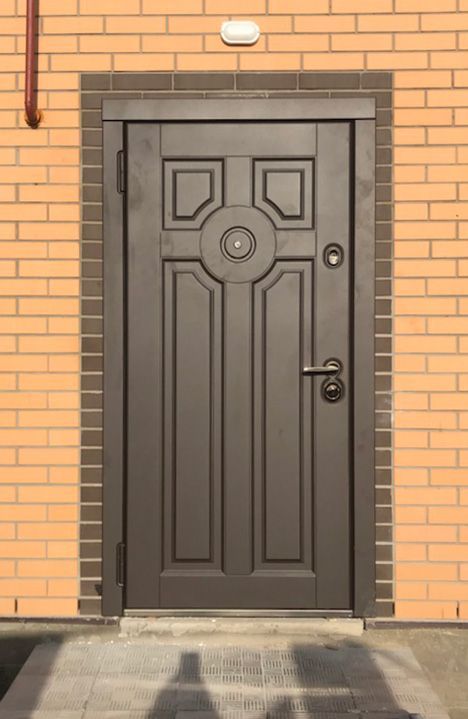Входная дверь в частный дом 211АР1 вид снаружи